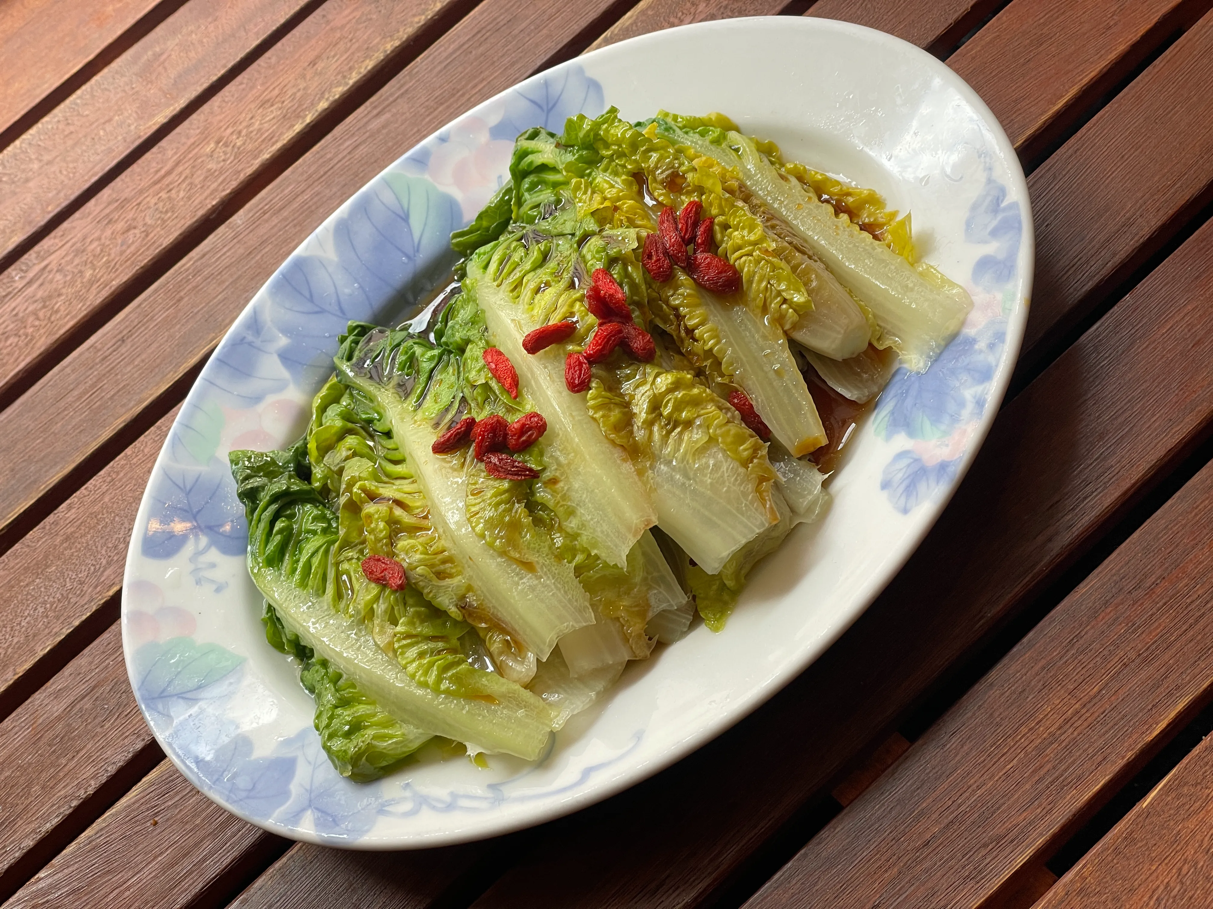 Dim Sum Romanasalat mit Knoblauch, Goji & Chiliöl 蒜蓉枸杞蒸生菜 ⓥ vegan
