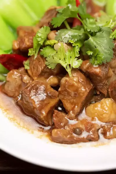 Geschmortes Rindfleisch mit Chinakohl