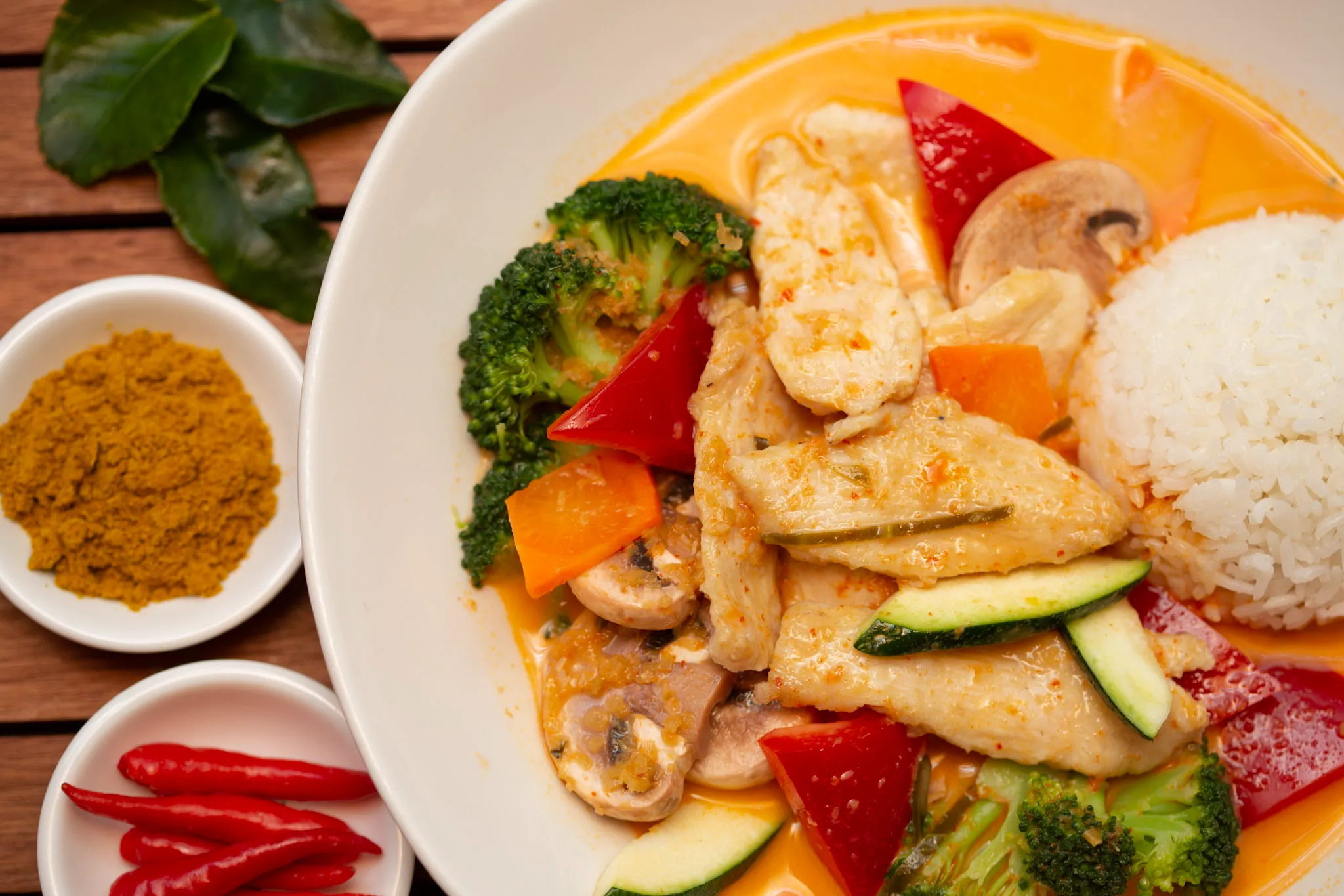 Hühnerbrustfilet in grünem Thai Curry