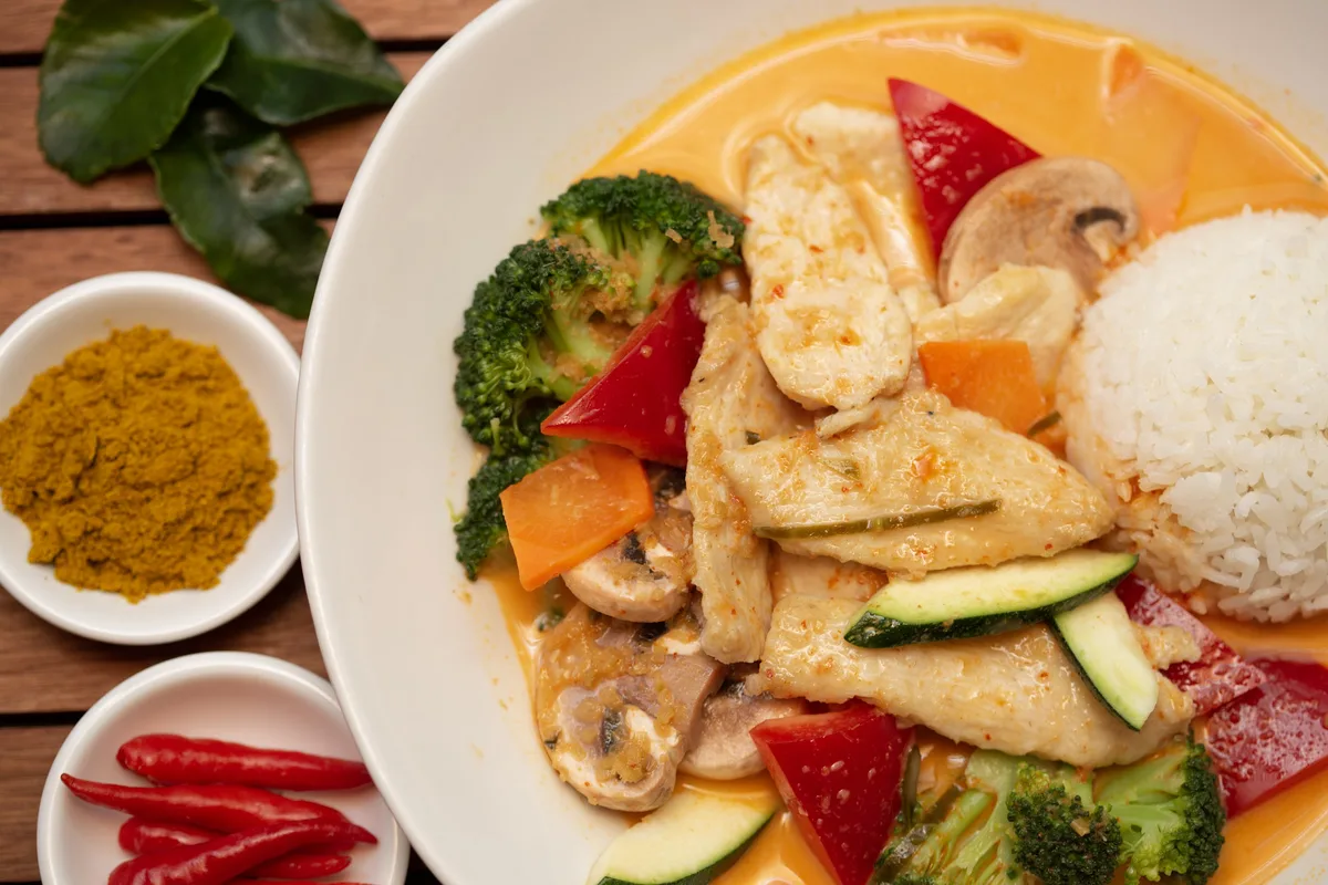 Hühnerbrustfilet in grünem Thai Curry